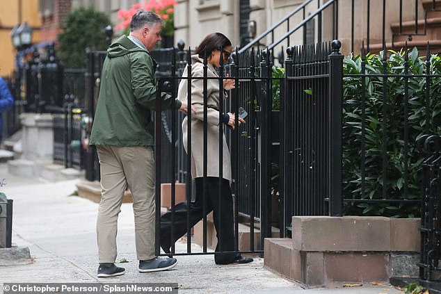 Meghan's security took her through the gate to see Gloria