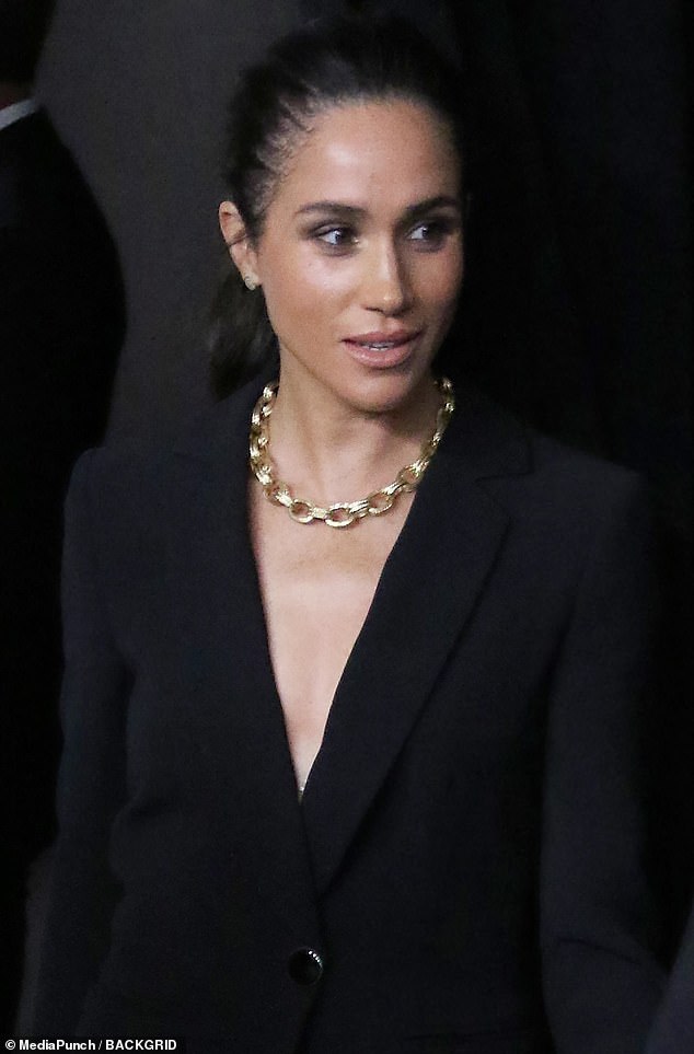 She paired the look with black heels and a $600 chunky, gold chain necklace by Anine Bing
