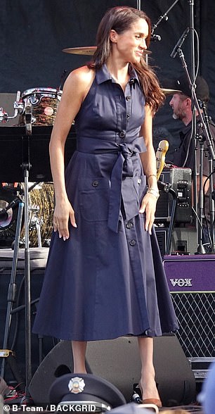 The actress flashed a cheerful smile and at one point, shared a friendly embrace with one of the other attendees