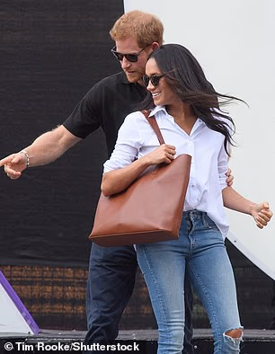 She was seen carrying Everlane's Day Market tote when Meghan accompanied Prince Harry to  Toronto, Canada, for the Invictus Games in 2017