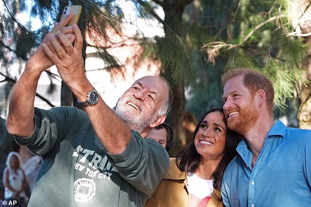 The couple stopped for selfies on the famous Scar Tree Walk
