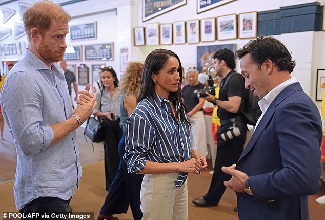 The couple speak with Elon Zizerb (R), a Bondi beach terror attack survivor