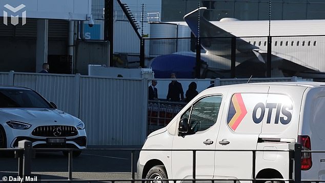 15743727 Meghan and Harry quietly slip out of Sydney after the Duchess' short-lived appearance at the Her Best Life retreat - as inside look into the glamorous evening is revealed