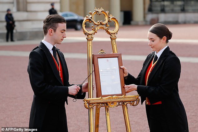 At around 4pm members of staff set up an easel announcing the birth at the gates of Buckingham Palace in London