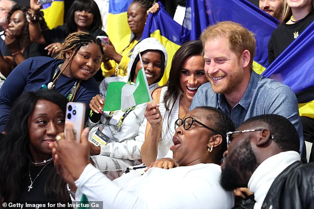 The crowd was clearly delighted by the adorable display, with many asking to take photos of the romantic duo