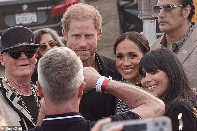 Following their on stage moment, the couple made their way toward the VIP area where they were stopped by pop singer Katy Perry ¿s mom and dad and posed for a selfie