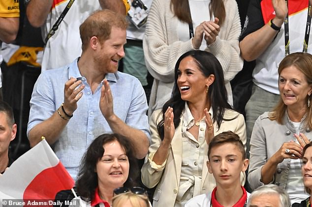 The Duke and Duchess applaud the crowd at the Invictus Games in Dusseldorf this morning