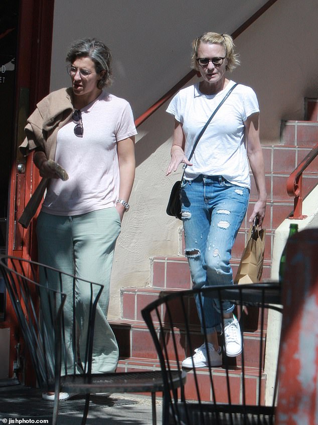 The natural beauty and her similarly dressed-down friend were seen sharing a laugh while inside the store