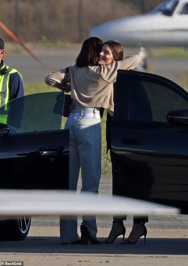 The atmosphere appeared friendly and relaxed as everyone boarded the plane