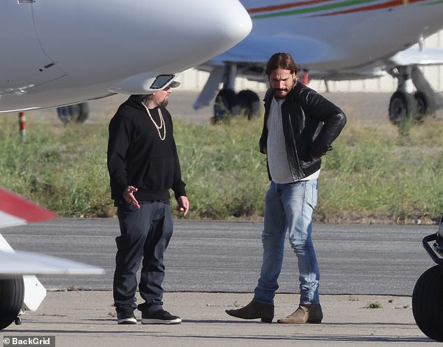 The whole gang was concert ready as they arrived on the tarmac