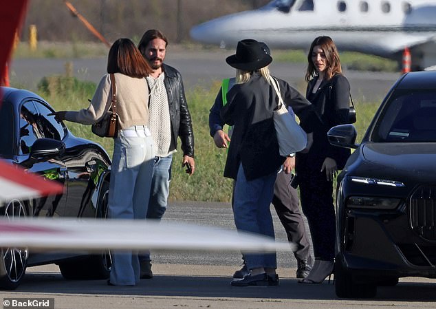 Harry and Meghan got on the flight with a new squad