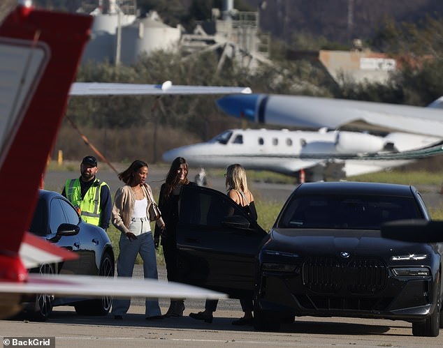 The famous faces all greeted eachother on the tarmac before heading off to Vegas