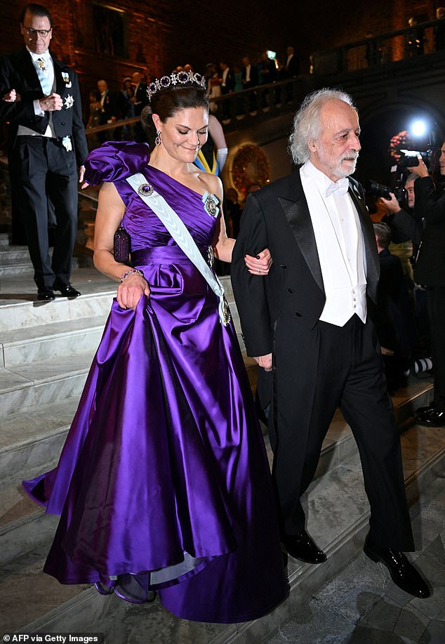 Victoria made a captivating entrance in a deep purple gown as she attended the banquet last night