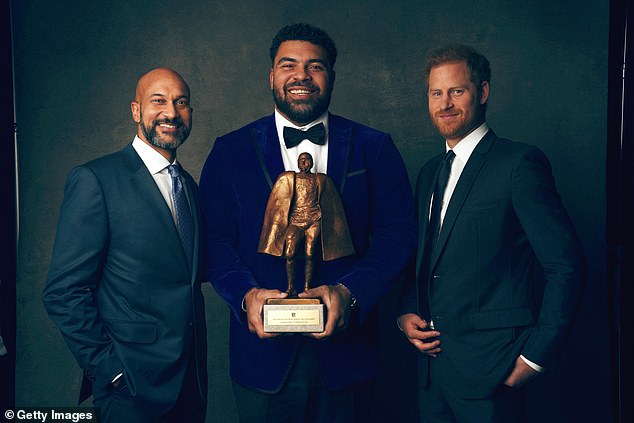 ameron Hayward (C) of the Pittsburgh Steelers poses for a portrait after winning the Walter Payton Man of the year with Keegan-Michael Key (L) and Prince Harry, Duke of Sussex at the 13th Annual NFL Honors