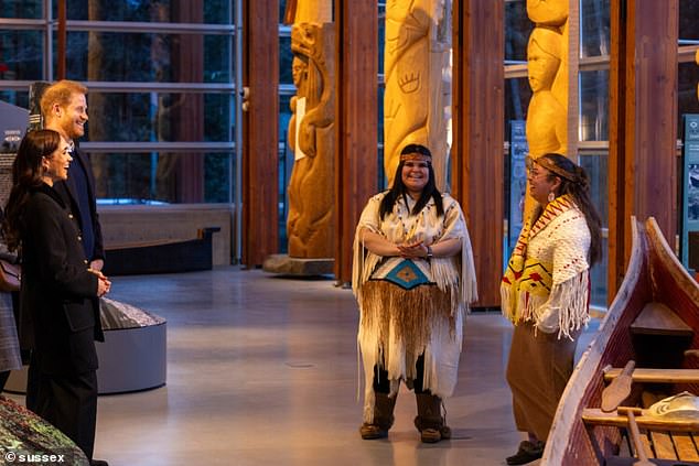 On Thursday evening, the Sussexes visited the Squamish Líl̓wat Cultural Centre, where they met the four artists who came up with the Invictus Games Vancouver Whistler 2025 logo