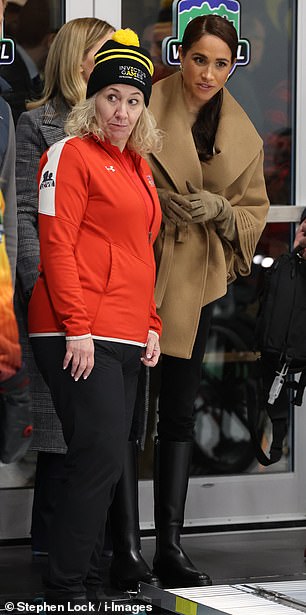 Meghan put on a very chic display in black jeans, accessorizing her look with a pair of chunky gold earrings