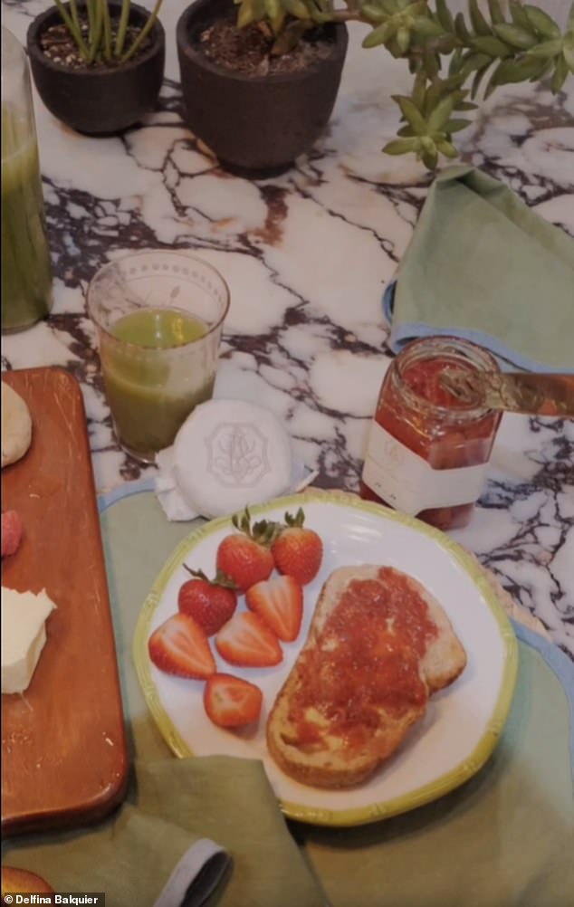 Delfina Balquier's video also showed the strawberry jam spreaded on a piece of bread