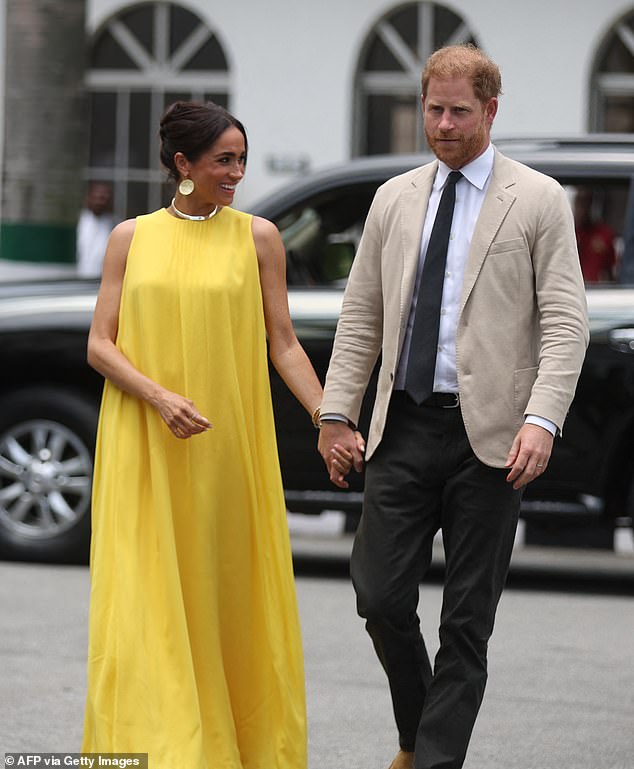 The Duchess added an elegant silver snake chain necklace and a pair of circular earrings to complete the outfit