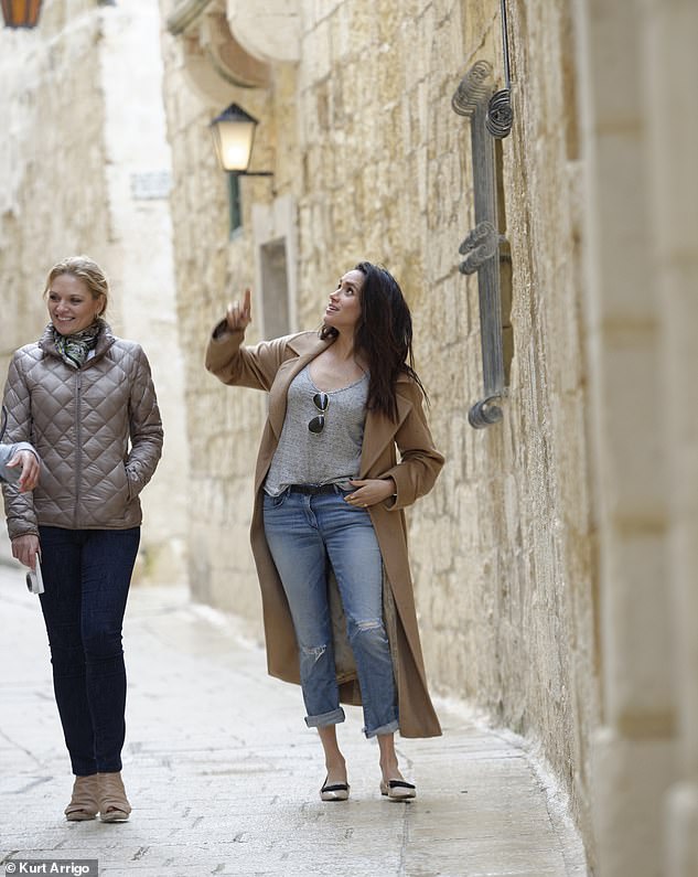 Pointing at the architecture, Meghan was impressed by the buildings she visited