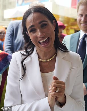 Adding a touch of glitz to her ensemble, the mother-of-two stunned in her AURate collar necklace and her wedding rings