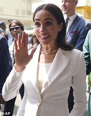 Adding a touch of glitz to her ensemble, the mother-of-two stunned in her AURate collar necklace and her wedding rings