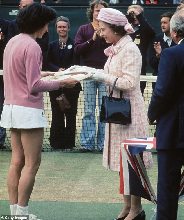 In 1977, when the Queen presented the winner's trophy to women's singles victor Virginia Wade, Her Late Majesty wore a pair of large pearl earrings. On her pink and white checked coat, she wore the Duchess of Cambridge's Brooch, which had belonged to her great-great-grandmother Princess Augusta