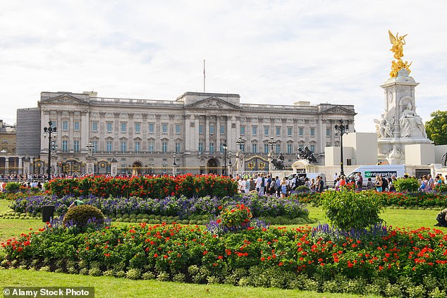 The annual Christmas banquet at is held at Buckingham Palace and is the largest Windsor gathering of the holiday season