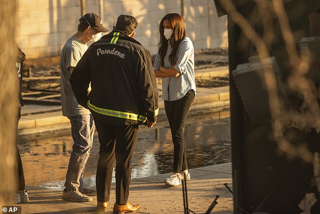 Meghan Markle speaks with Pasadena Mayor Victor Gordo, center, and Doug Goodwin, who's home was destroyed by the Eaton Fire, in Altadena