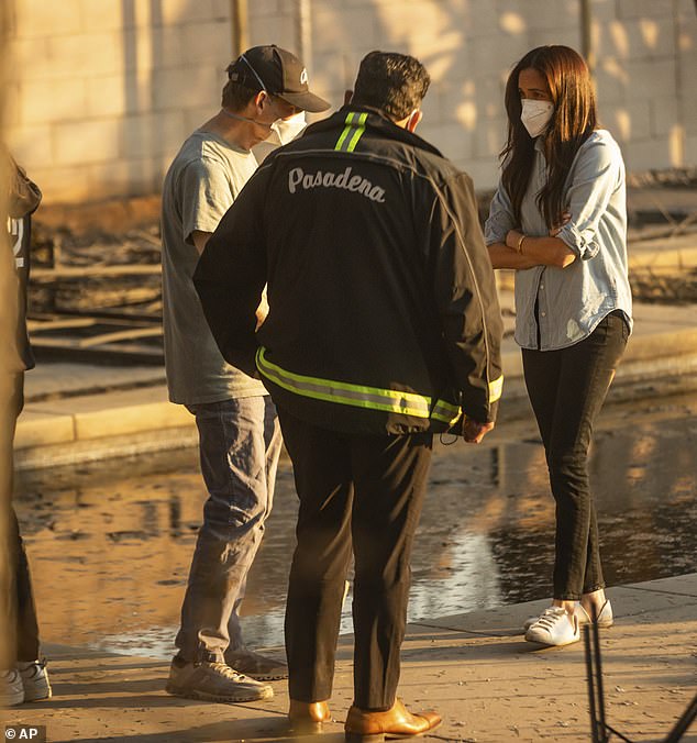 Meghan speaks with Pasadena Mayor Victor Gordo, centre, and Doug Goodwin, whose home was destroyed by the Eaton Fire, in Altadena