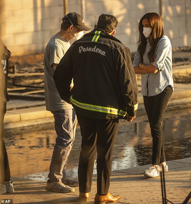 Meghan Markle speaks with Pasadena Mayor Victor Gordo, center, and Doug Goodwin, who's home was destroyed by the Eaton Fire, in Altadena