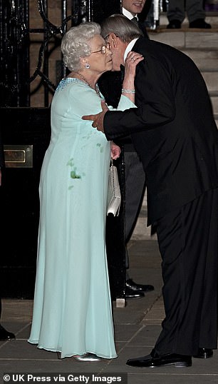 Someone spilled what was purported to be coffee onQueen Elizabeth's pastel-coloured evening gown, resulting in a noticeable stain