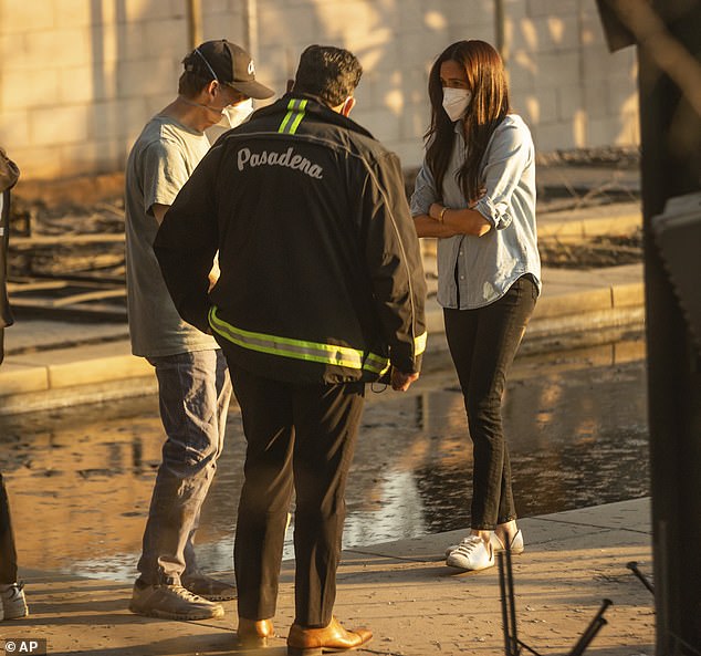 Meghan, right, speaks with Pasadena Mayor Victor Gordo, center, and Doug Goodwin, who's home was destroyed by the Eaton Fire, in Altadena