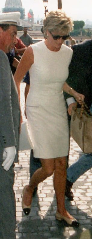 Diana's 1995 Versace dress incorporated a crew neckline and figure-hugging fit