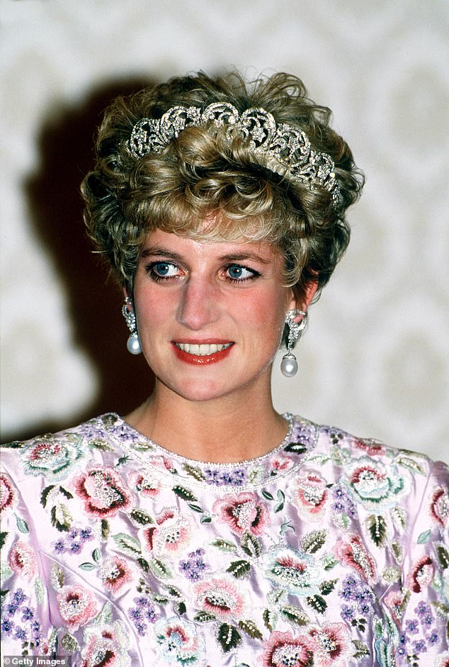 Diana debuted her South Sea pearl earrings at the Coronation Banquet of Emperor Akihito and Empress Michiko of Japan in November 1990