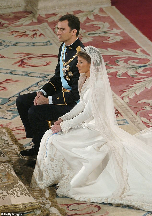 The gown was completed with intricate embroidery depicting the fleur de lys and ears of wheat, mirroring the Prince of Asturias crest